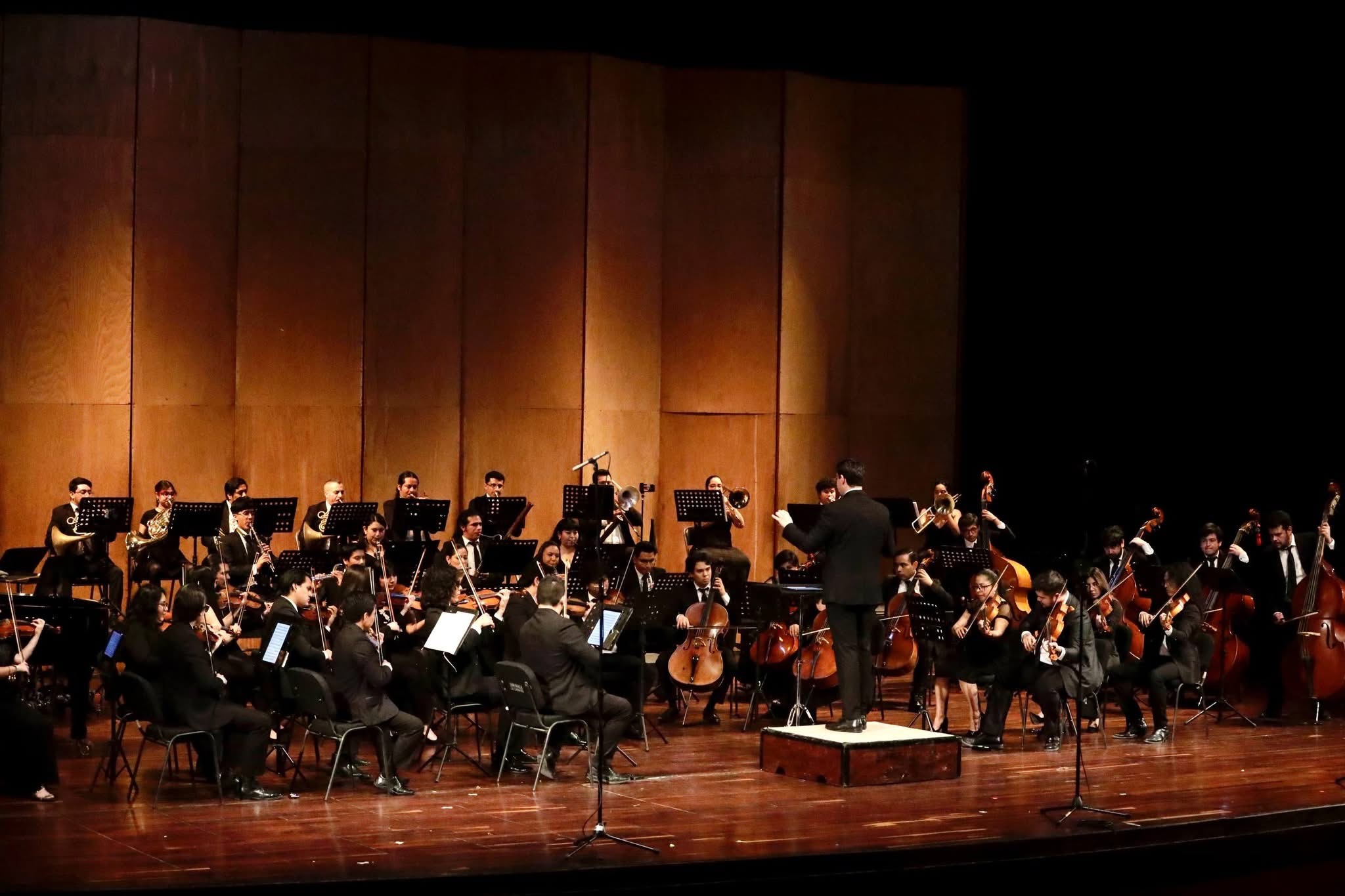 Enrique Ramirez conductor